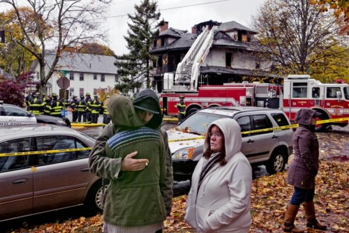 美国一大学公寓万圣节晚发生火灾 5人死亡多人失踪