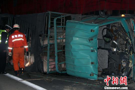 京藏高速青海境内三车相撞被迫封闭6小时