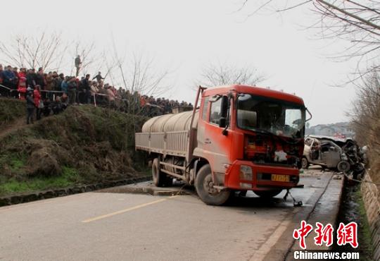 四川遂宁304省道一面包车与货车相撞 致5死4伤