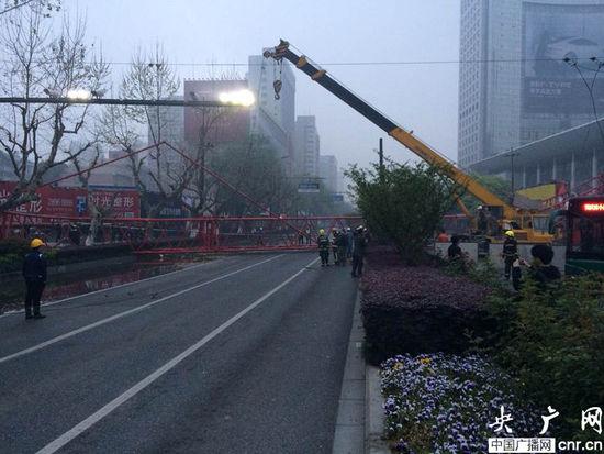 杭州武林广场70米塔吊钢架倒塌致1人死亡