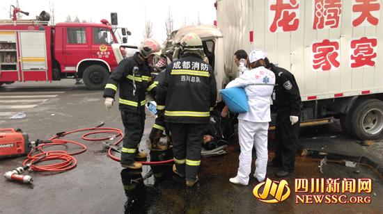 四川彭州一吊车与货车相撞 致1死2伤