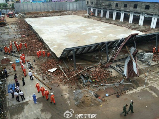 广西南宁良庆检察院附近房子坍塌 有人员被困