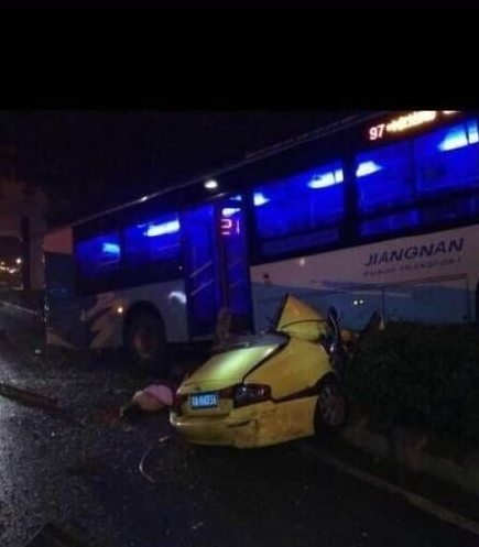 南京仙林羊山湖一公交车与出租车相撞 致2死1伤