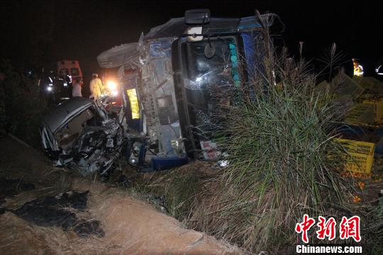 广西鹿寨县轿车与货车相撞 致5人死亡