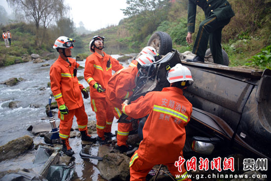 贵州安顺关岭境内一车辆坠桥 致4人遇难
