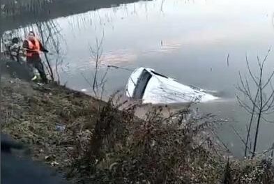 湖北鄂州坠湖客车致18死 事故车属于超载