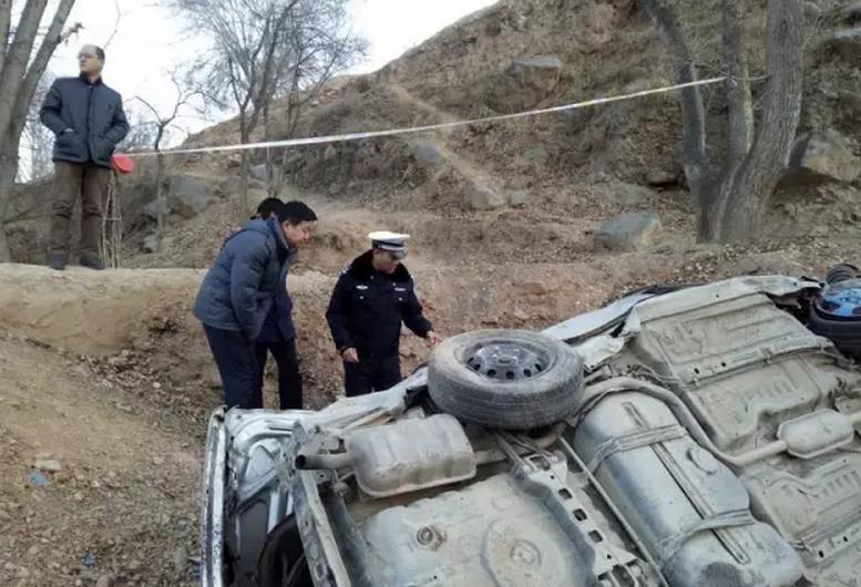 青海省循化县一轿车坠落桥下 致4死1伤
