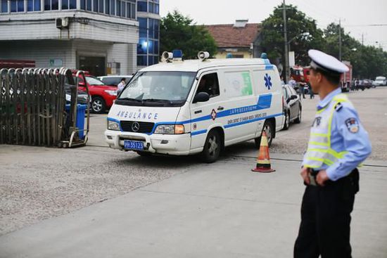 事故发生后，青浦消防部门迅速抵达现场进行处置，并展开搜救。