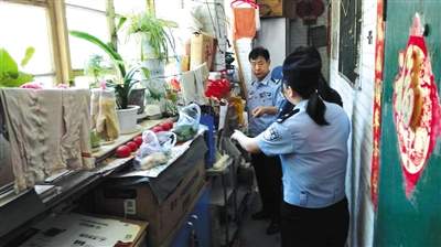 北京开首张个人消防罚单 女子堆杂物被罚50元