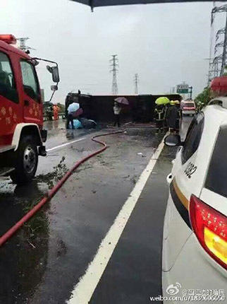 广东佛山载45名大学生大巴侧翻 造成2死9重伤