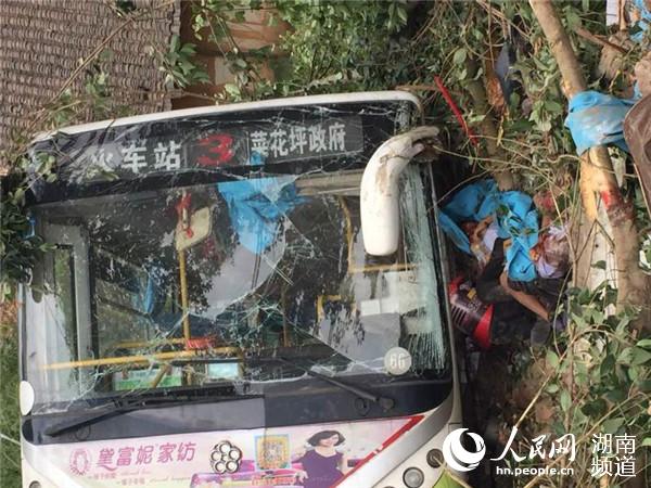 湖南攸县酒埠江景区发生交通事故 致2死29伤