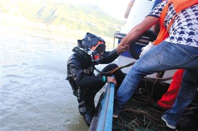 重庆巫山快艇翻沉事故 仍有4乘客下落不明