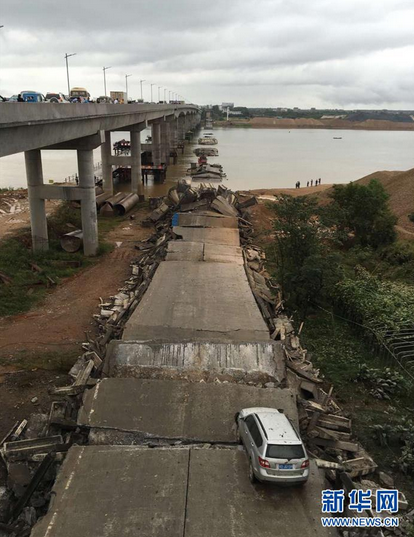 江西泰和废弃大桥拆除时垮塌 3人失联5人获救