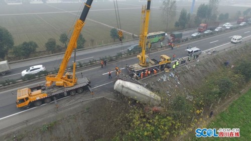 成乐高速发生一起交通事故 已致2死16伤