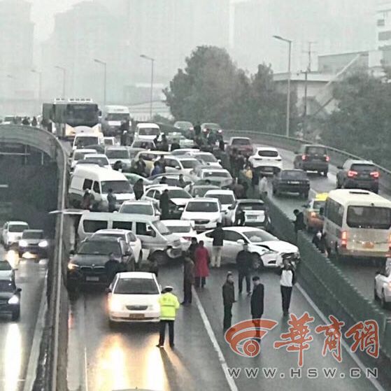 陕西西安发生38辆车连撞事故 因洒水致路面结冰