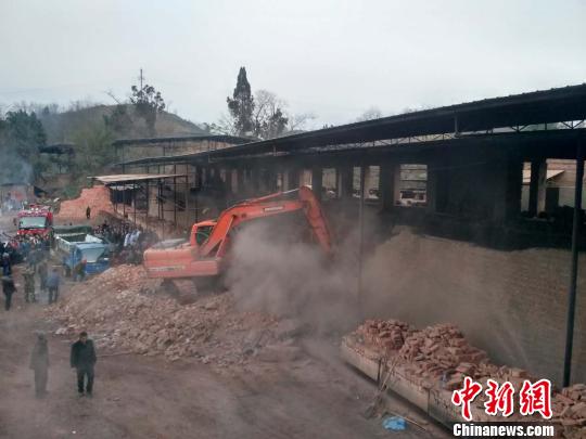 重庆垫江一砖厂发生垮塌事故 造成4人死亡(组图)