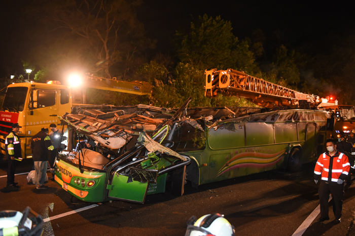 台湾"2·13"事故致33死调查:司机超速超时工作