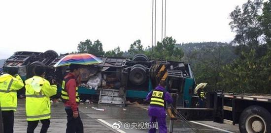 广西一辆大巴车高速路上翻车致1人死亡14人受伤
