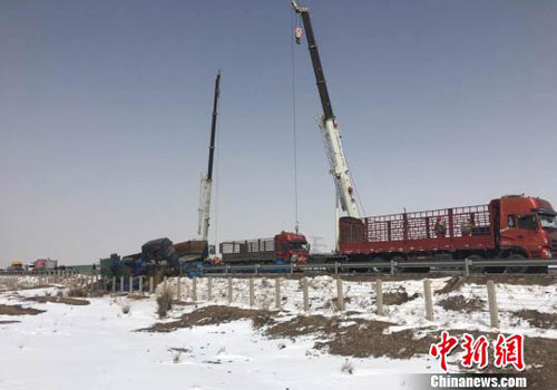 甘肃山丹县境内连霍高速发生危化品泄漏事故