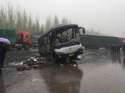 河北邢台一辆载有35人的大客车侧翻 3人死亡