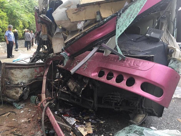 广西南友高速发生大客车追尾事故 致2死17伤