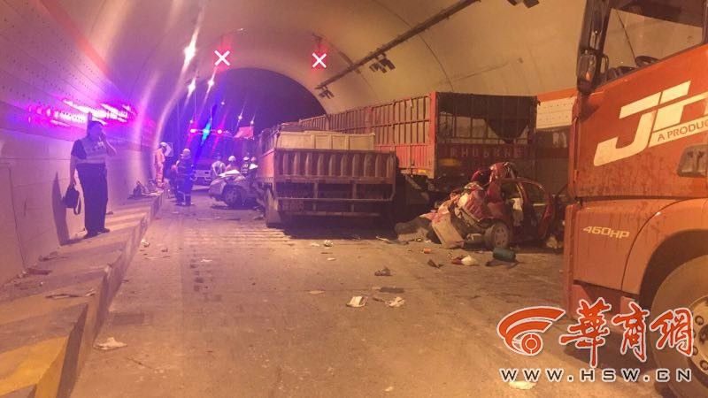 福银高速漫川关隧道5车连撞 致4死2伤