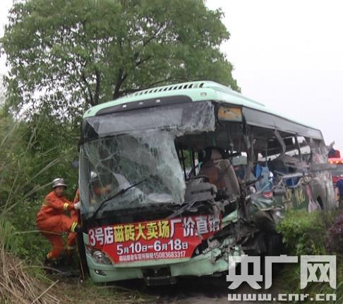 江西鹰潭货车与公交车相撞 致12死37伤