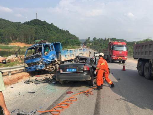 广西南宁王宫桥路段发生两车相撞事故 致3死1伤