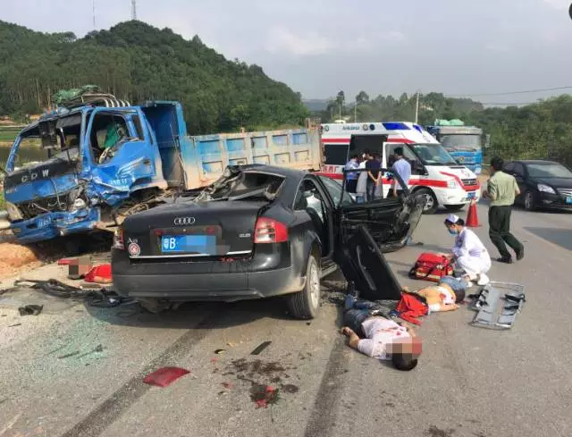 广西南宁王宫桥路段发生两车相撞事故 致3死1伤