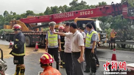 G80广昆高速肇庆段载硫酸槽罐车侧翻 致2人死亡