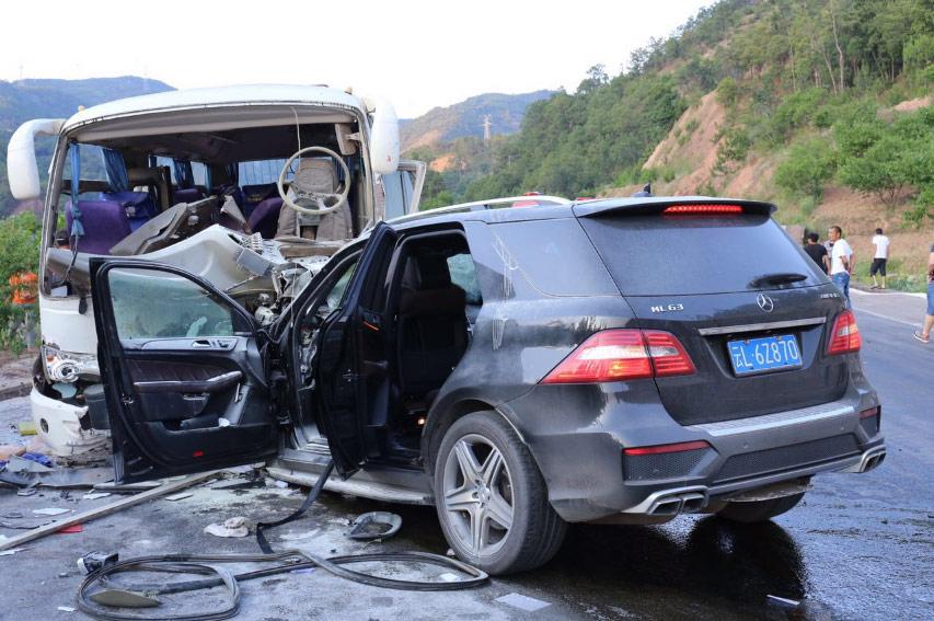 云南大理发生一起中型客车交通事故 致1死8伤