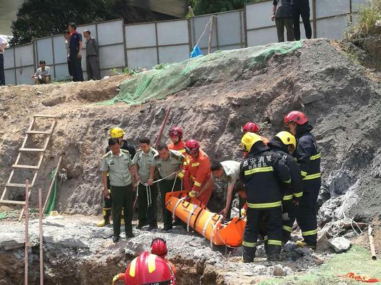陕西西咸新区建筑工地坑洞局部塌陷 致3死1伤