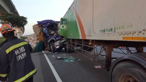 台湾高速发生3车追撞事故 造成2人死亡2人受伤