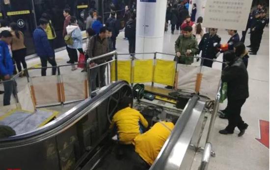 深圳地铁站电梯前盖板突然塌陷 女子瞬间坠入