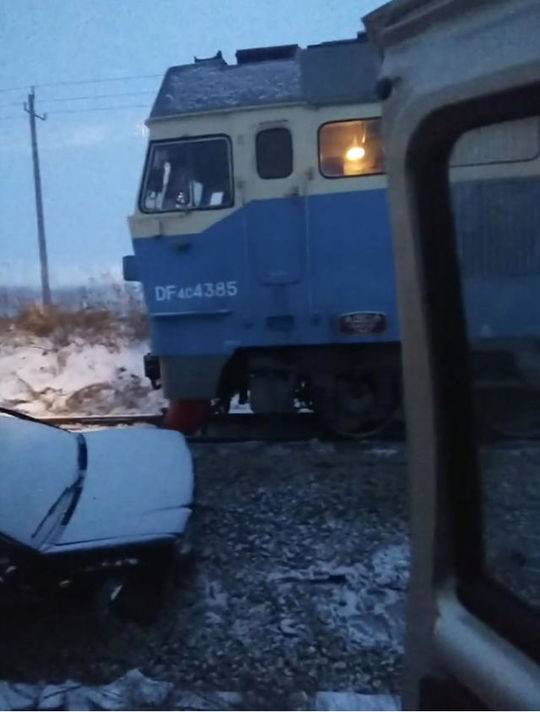 哈尔滨一处铁路道口火车与轿车剐碰 致2人死亡