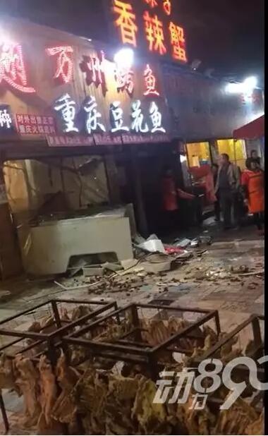 襄阳一餐馆发生气罐爆炸事故 导致8人被炸伤