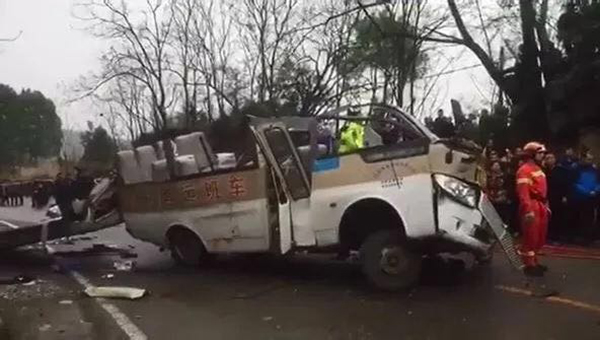 湖北松滋一重型货车和农村客运班车相撞 致3死9伤