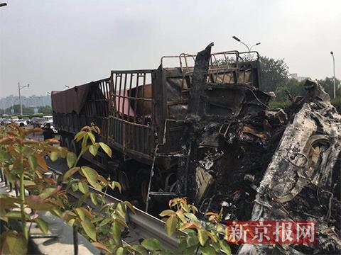 北京东四环车辆相撞自燃致两人死亡