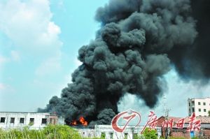 广东吴川市非法炼油厂起大火