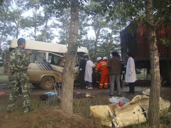 河北尚义县汽车追尾事故致18人死亡
