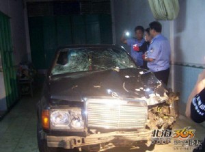 广西合浦奔驰轿车连撞8车撞伤10人