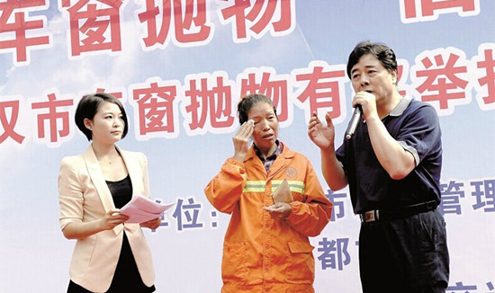 2014年10月，武汉某环卫女工在制止一宝马车主车窗抛物时，被后者连扇两耳光。报案后，获得1000元的“委屈奖”