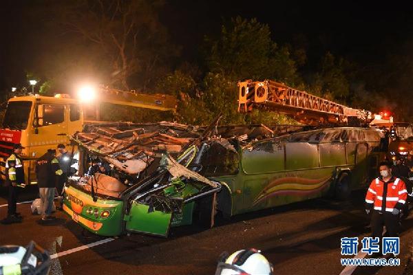 台湾游览车翻车事故已致32死 车上无大陆游客