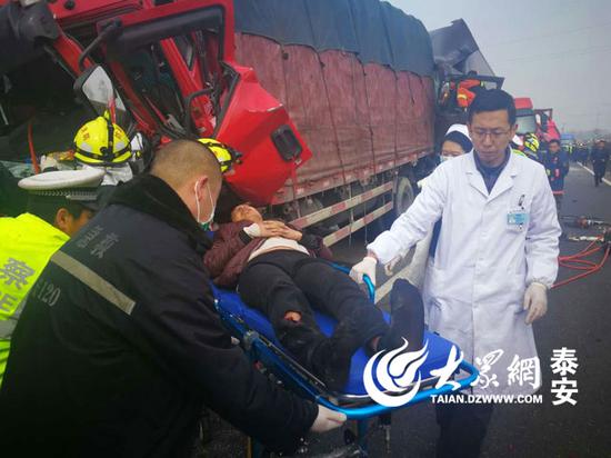 山东泰安泰新高速22辆货车追尾 致2死10伤