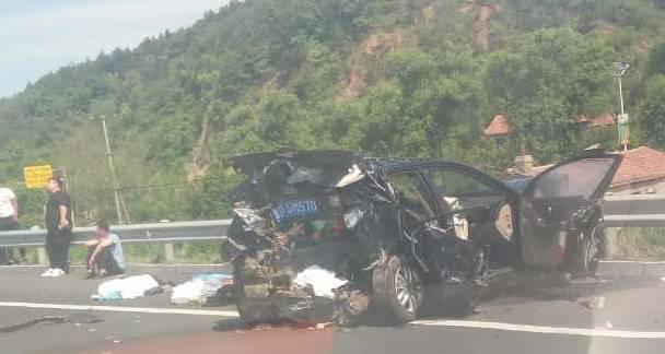 辽宁铁岭高速北出口发生交通事故 致3死多伤