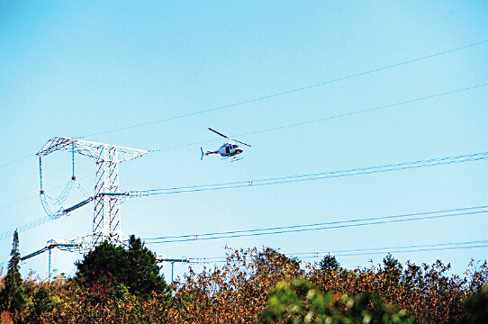 南网广西电网开展输电线路直升机巡视作业