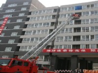 北京石景山消防联合北工大举行大型消防应急演练