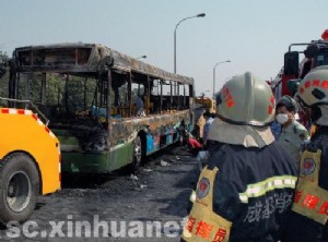 公交车燃烧事故致25人遇难 现场一片狼籍