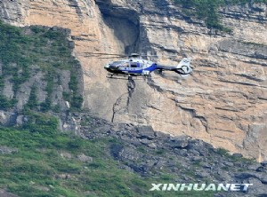 警用直升机对重庆山体垮塌现场进行航拍